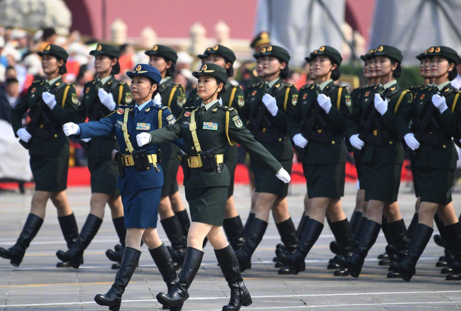 边防女兵抗50℃高温站军姿 锻造钢铁般的军人姿态_图片频道__中国青年网