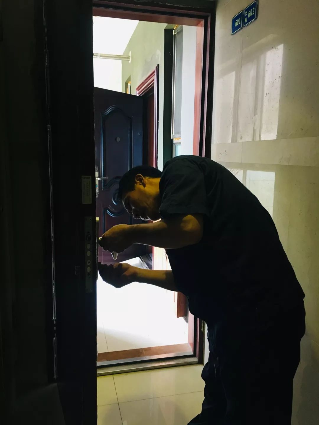 太仓依云四季车辆进出询问登记为业主家盆栽浇水上门维修礼貌敲门拜访