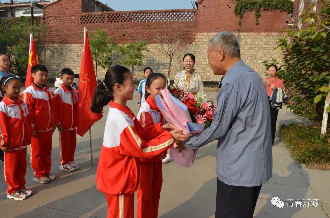 少先队员们为李振华献上鲜花.