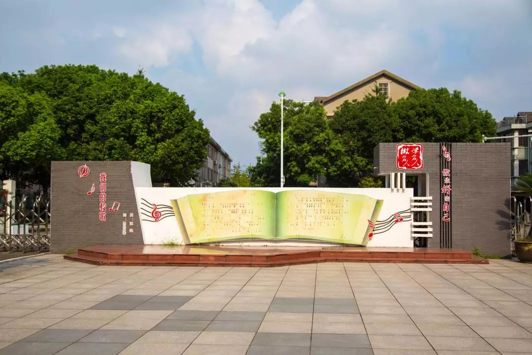 学校以"名人文化"为主线,学生们"学名人,做名人",看小自己,做大自己