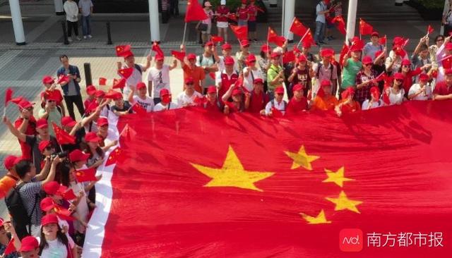 超万名香港市民参与国庆护旗行动 手持巨幅国旗同唱国歌 活动