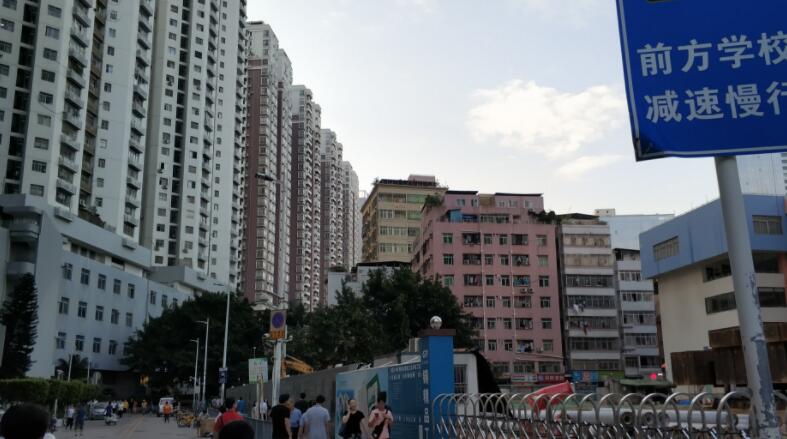 深圳岗厦村,一个被高楼大厦围住的城中村,村里村外两个世界