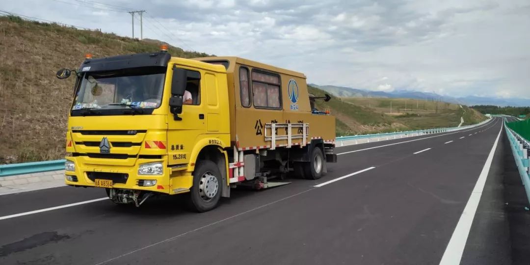 自动弯沉检测车