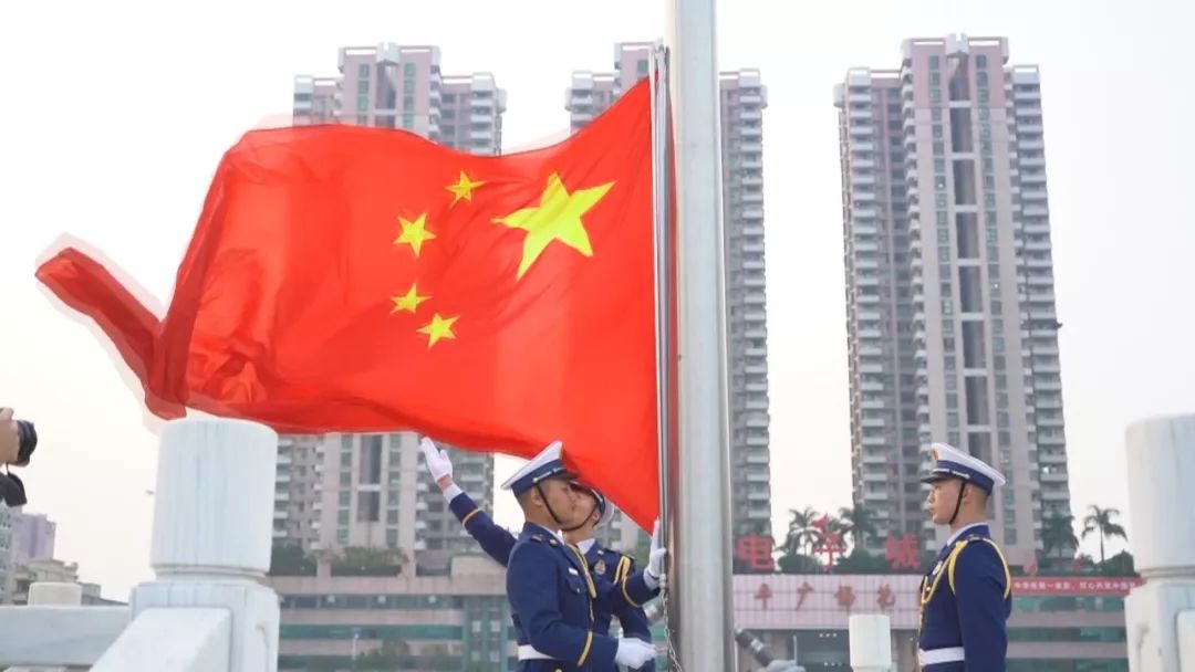 清晨国歌奏响五星红旗在虎门太平广场冉冉升起