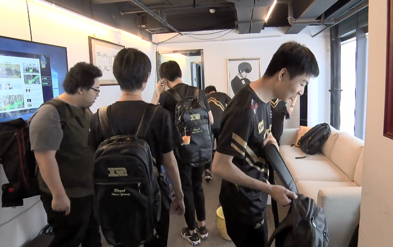 rng引进教练牛排花的巨额费用被曝光,当得知