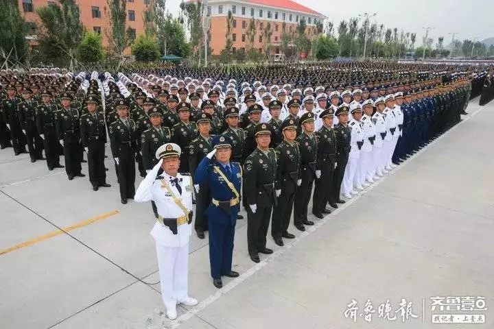 王守权,青岛校区教学科研处处长,大校军衔,位领导指挥方队; 刘旭宁