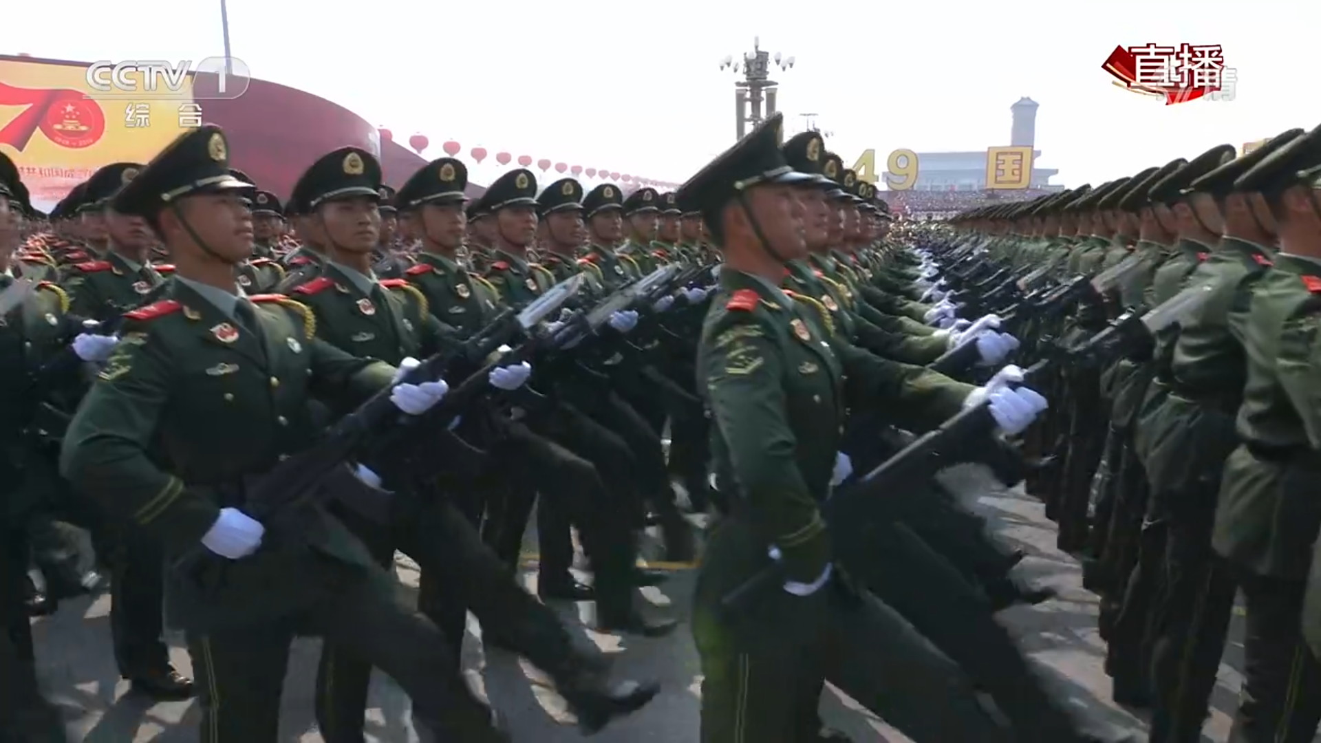 别只关注那些大家伙 阅兵式上各种配枪也亮了