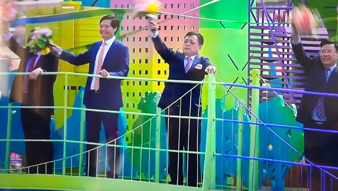雷军参与国庆阅兵活动乘坐改革开放方阵彩车
