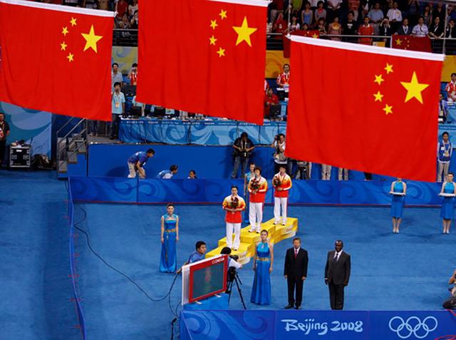 2008年北京奥运会,女单乒乓球颁奖仪式上三面国旗同时升起.