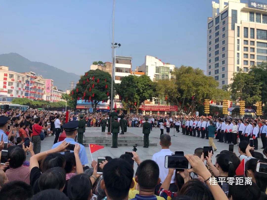 今天,桂平广场,升国旗仪式被全城围观!