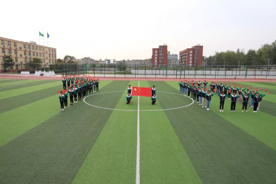 9月25日,阜南实验中学团委组织共青团员开展"我和国旗合个影"活动.