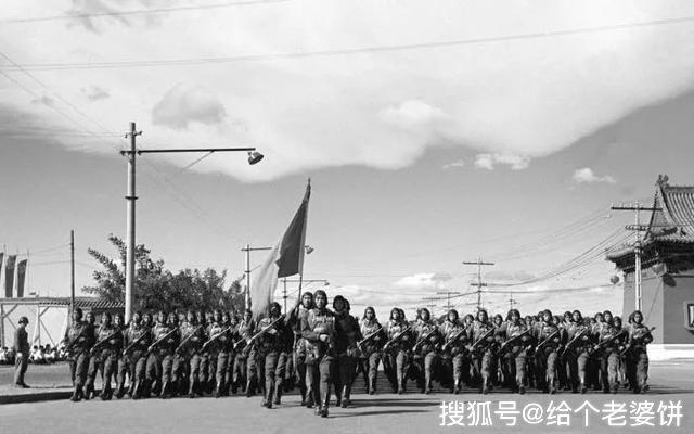 回首往昔国庆节.1949-2019新中国70年阅兵的对比