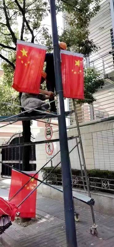 白天抓紧安装国旗