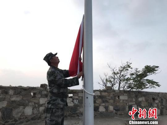 连云港开山岛上的国庆节：守岛民兵在晨曦中升国旗
