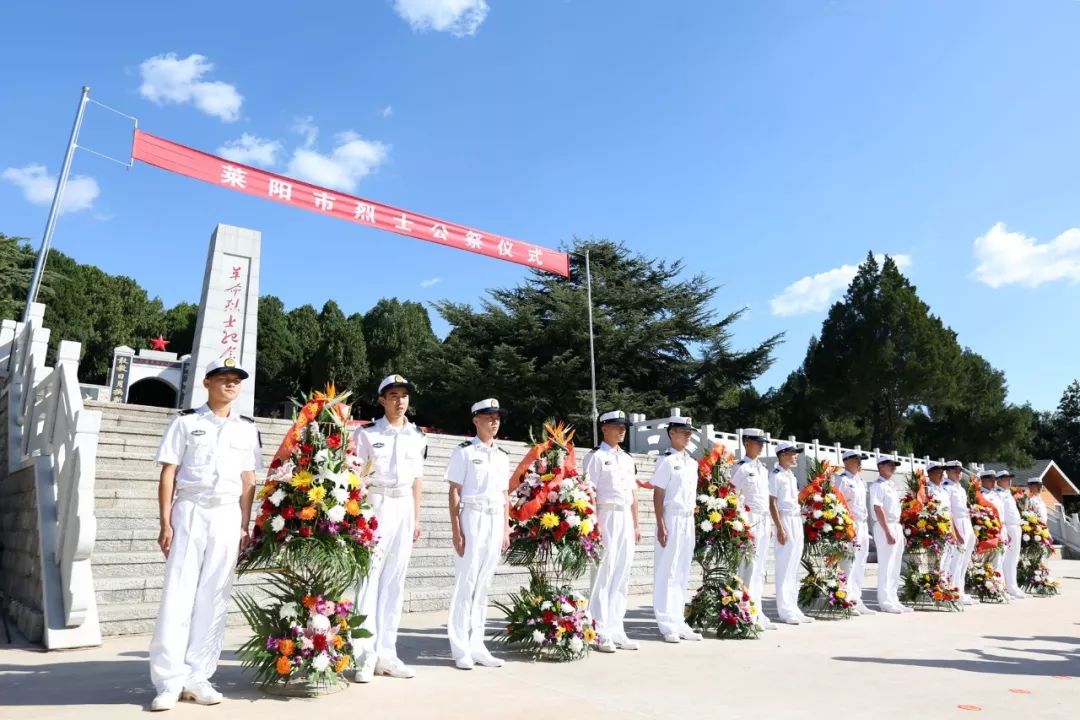 官兵来到驻地红土崖烈士陵园参加市委,市政府举行的"9.