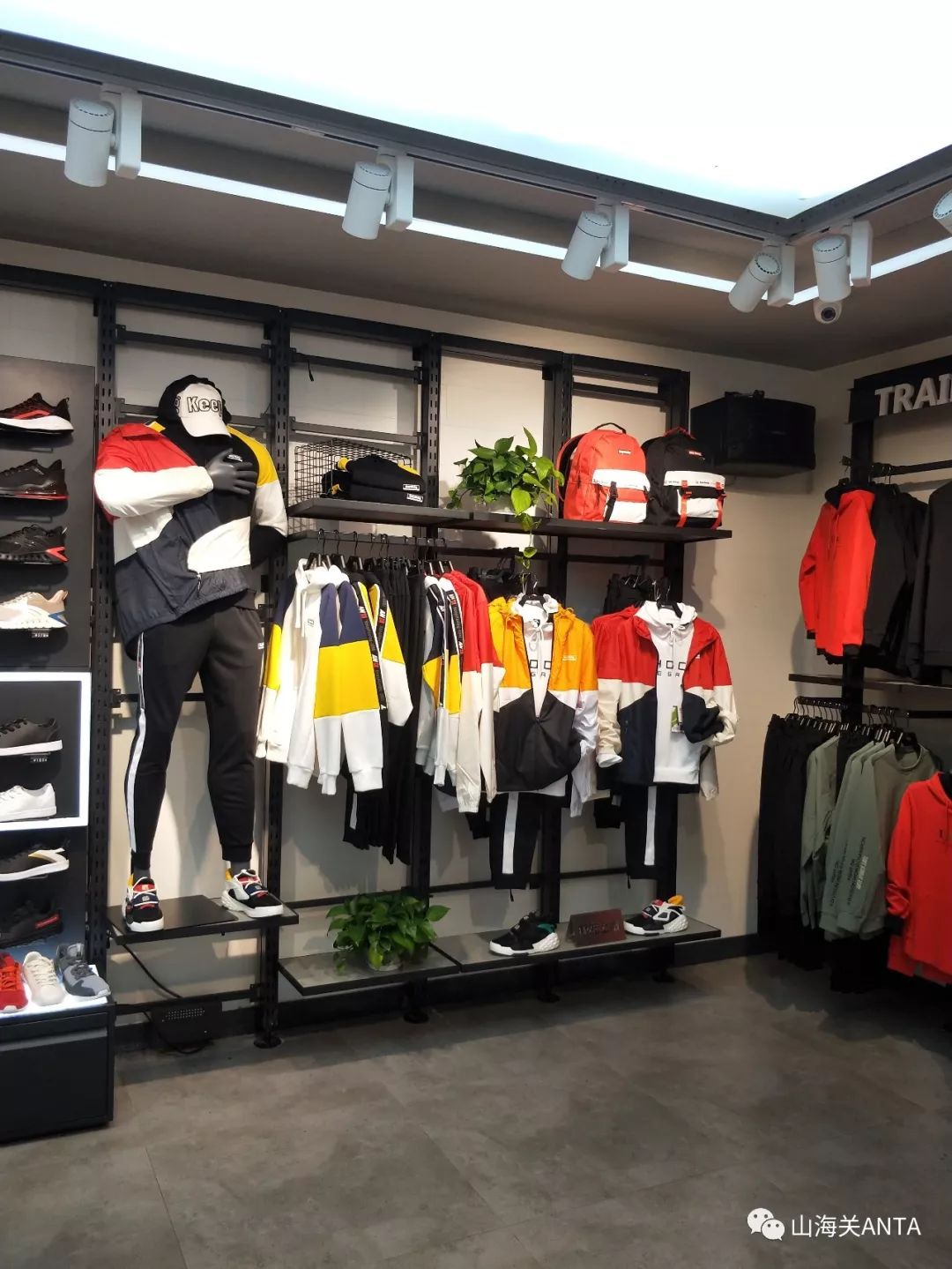 山海关安踏店铺地址: 山海关安踏一店: 山海关新世纪广场;电话:0335