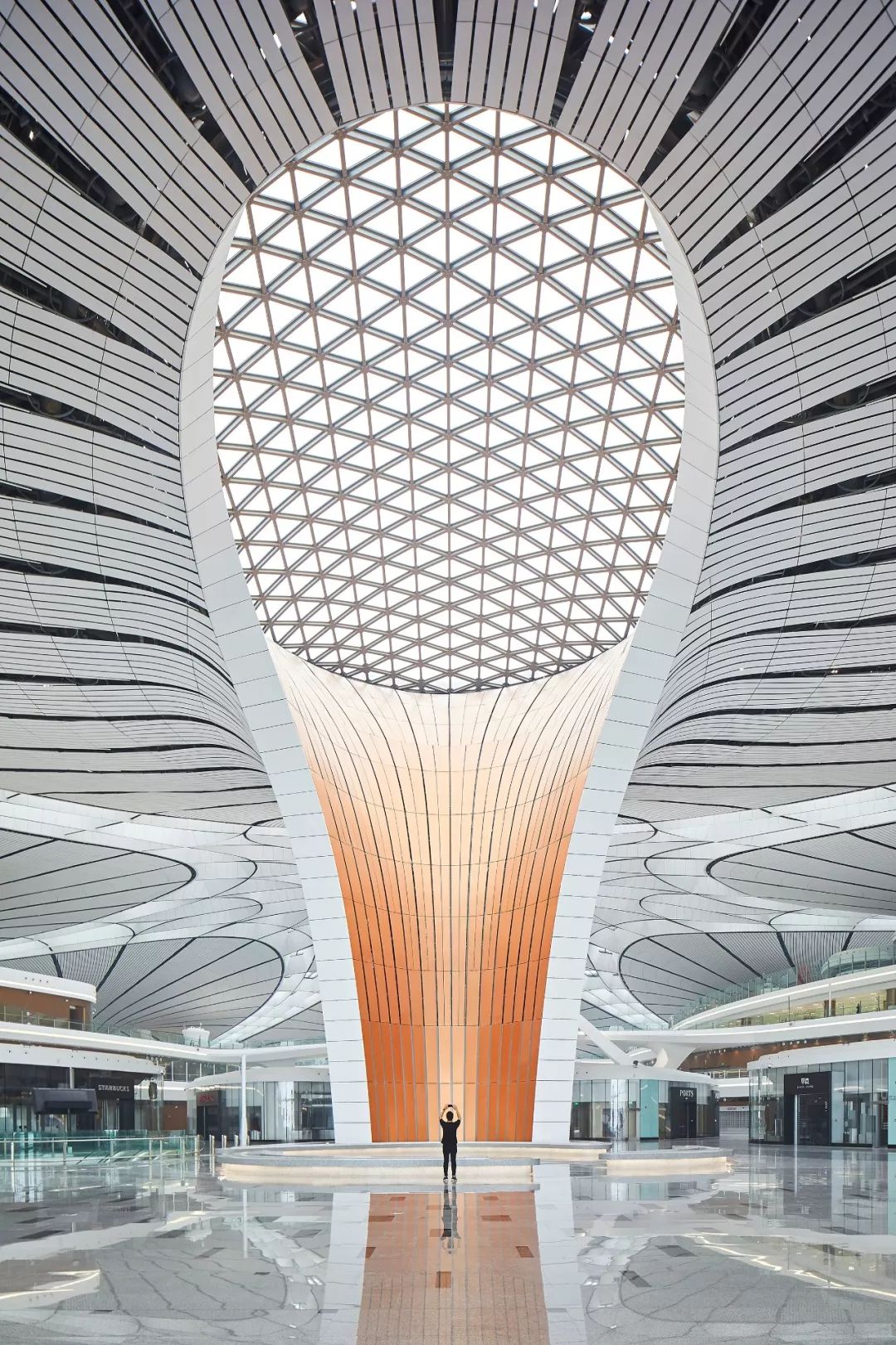 超魔幻的北京大兴国际机场,2019年6月30日完美竣工,前天2019年9月25日