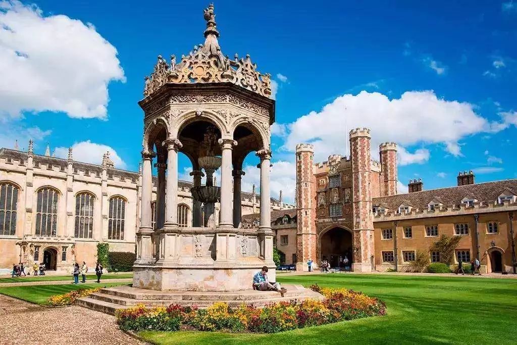 2019英国大学排行_乘船游剑桥大学图片