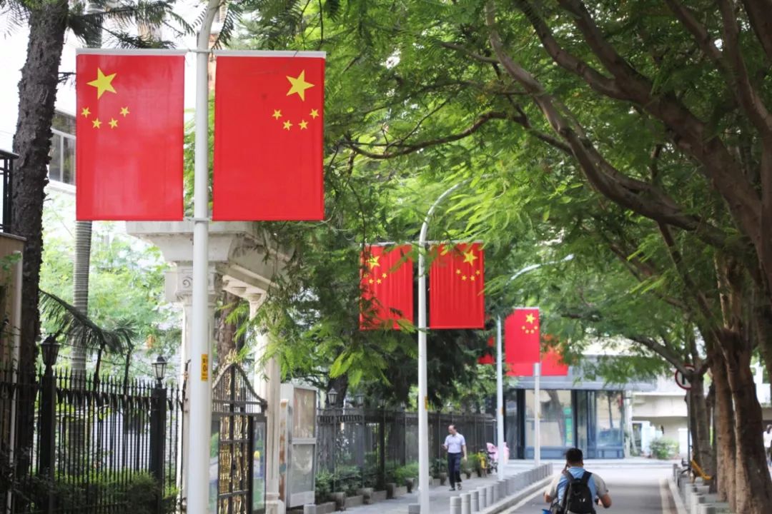 五星红旗迎风飘扬!"思明红"深情告白祖国