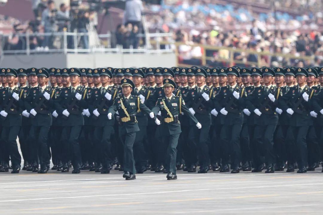 这是火箭军方队接受检阅.来源:视觉中国