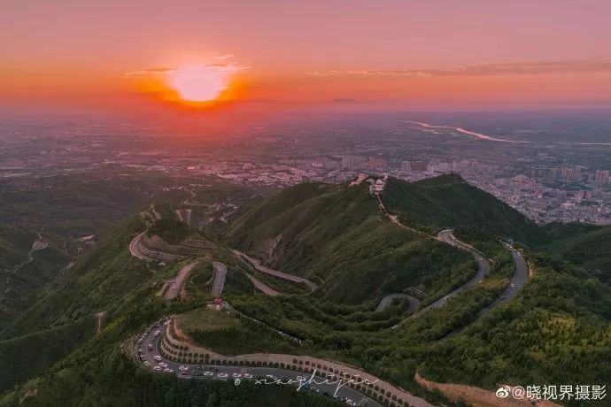 渭水秋天白,骊山晚照红