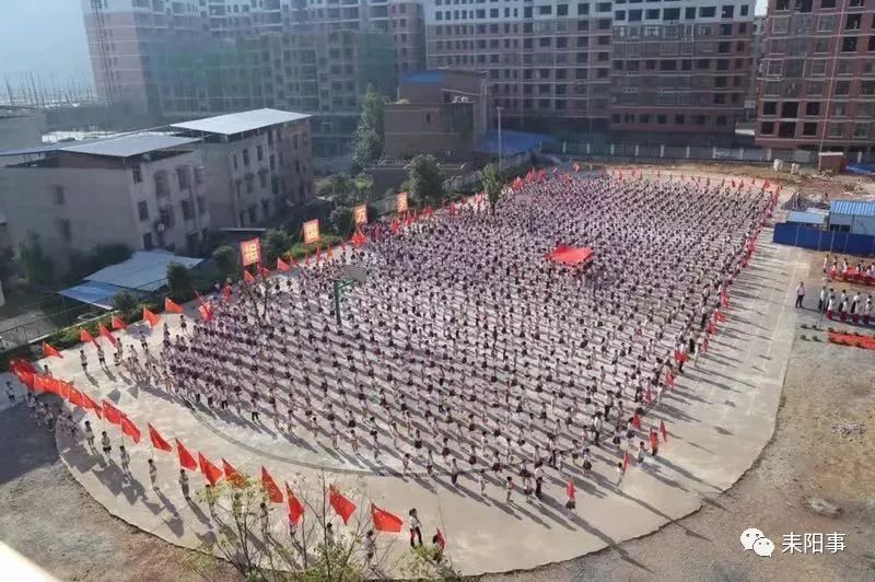 【聚焦】耒阳五里牌小学师生和家长4000余人同升国旗,唱国歌