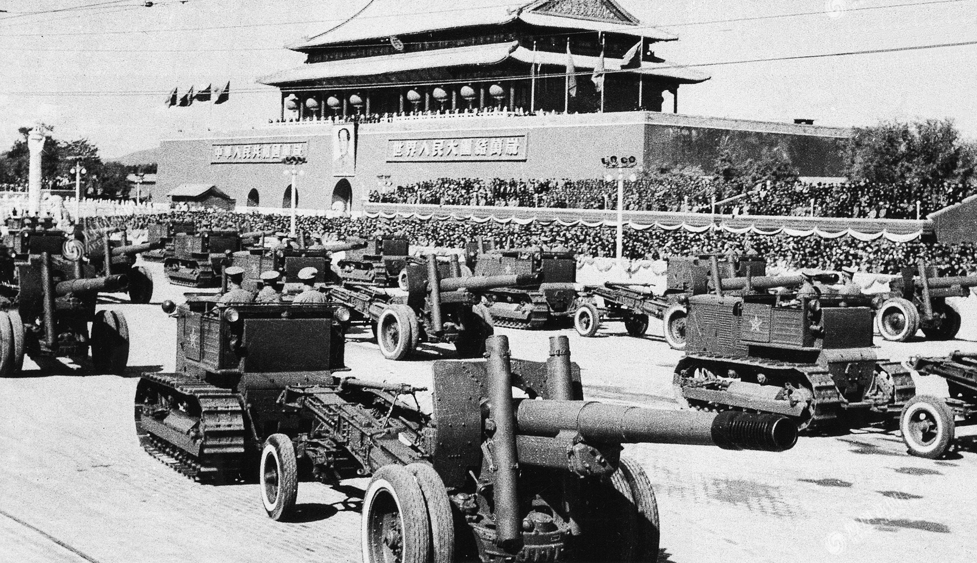 1950年10月1日,北京天安门广场,参加国庆阅兵式的骑兵方队.