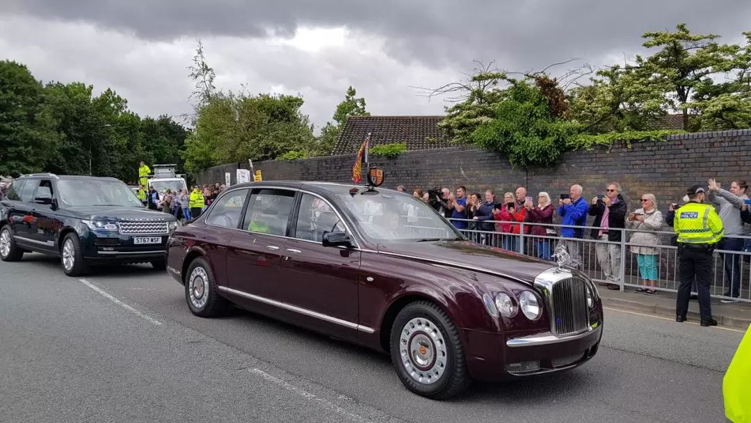 英国女王的座驾state limousine来自宾利,这款车宾利一共只制造了2辆