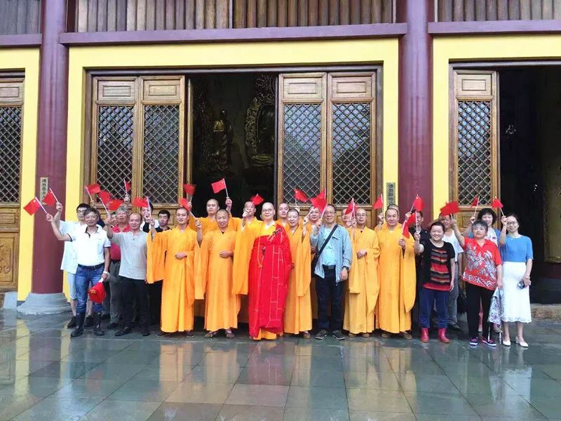 10月1日,宝华寺方丈永觉法师带领法师举行升国旗仪式,组织法师集体