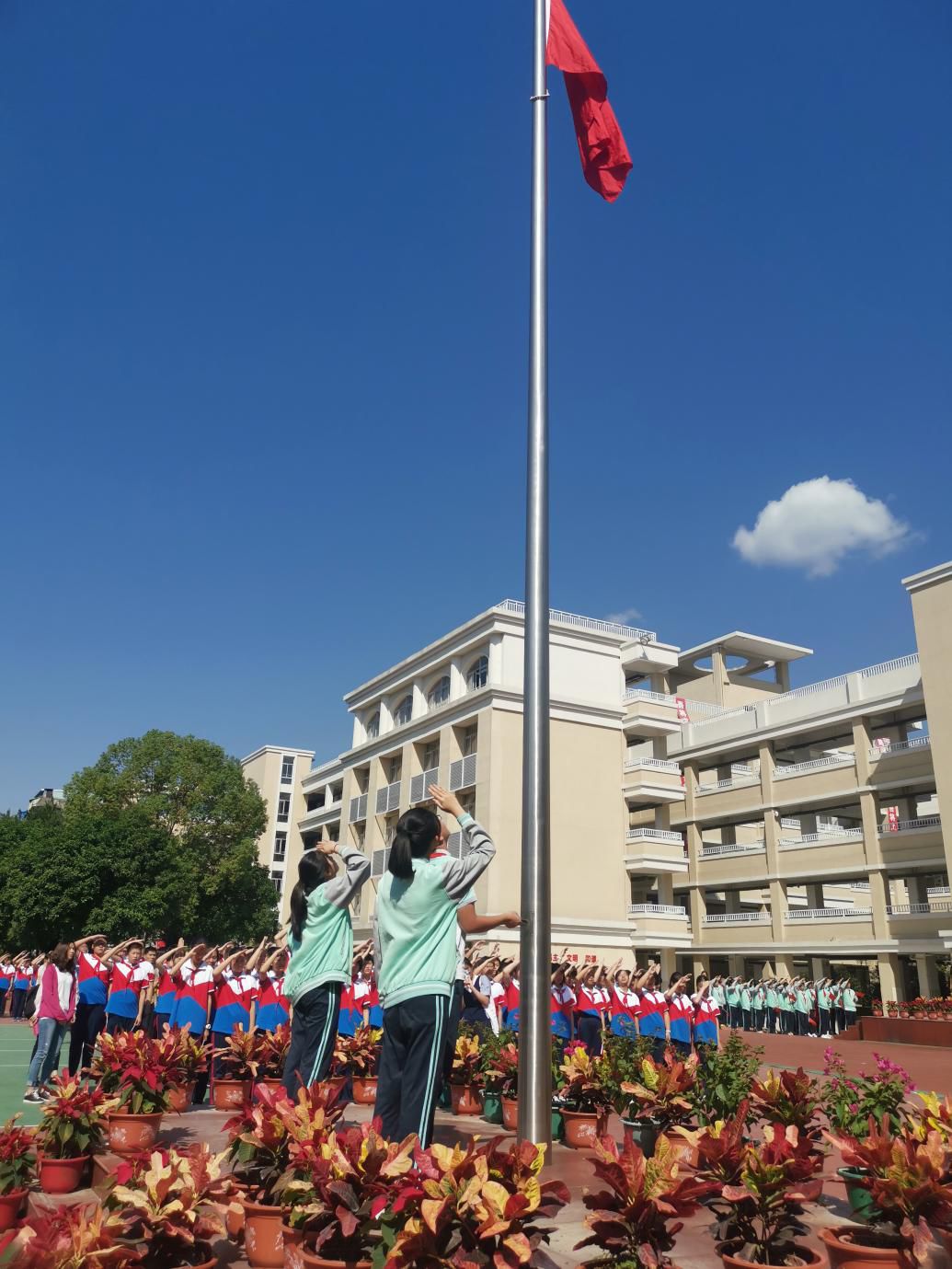 红旗飘扬迎国庆,赞歌唱响献祖国 ——福州屏东中学屏北分校庆祝中华
