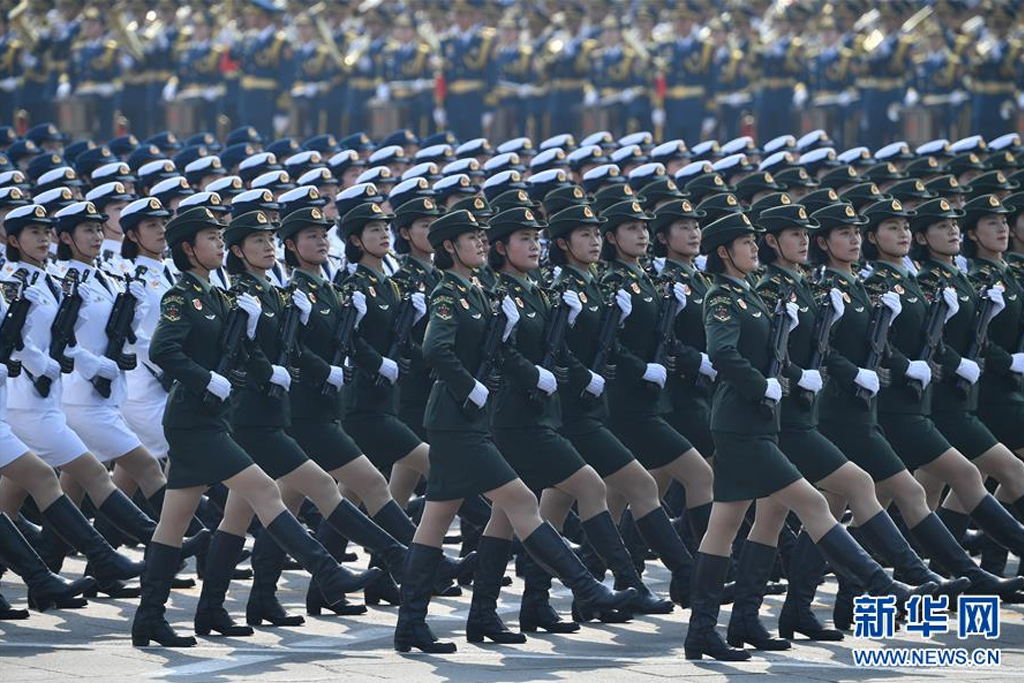 女兵方队首次以挂枪形式,全新混合编组参加国庆阅兵,这也是武警部队