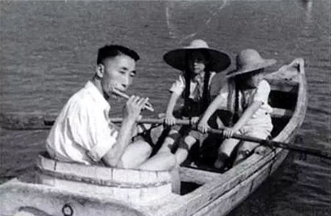 盛世华诞《我的祖国》这"一条大河 穿越了时空,成了永恒的旋律_刘炽