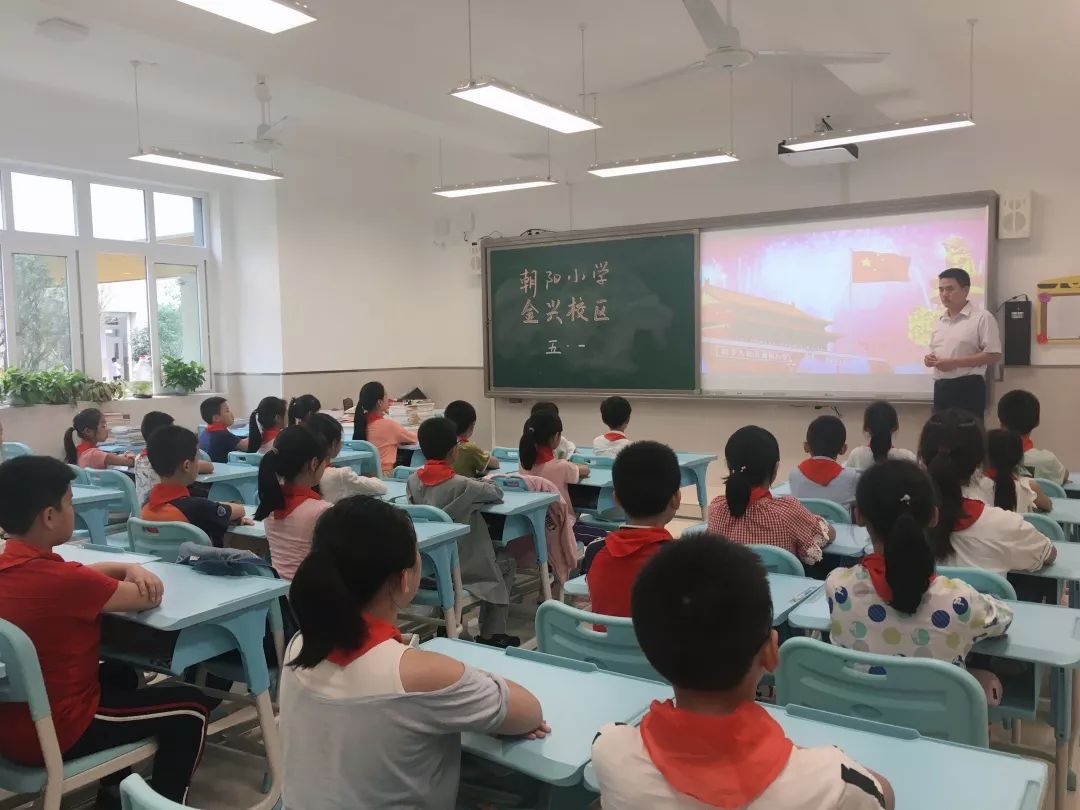 (金兴校区)朝阳小学现场收听照片少先队员们以讲述北碚的故事,爱国