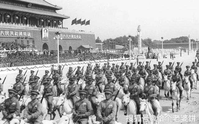 回首往昔国庆节.1949-2019新中国70年阅兵的对比