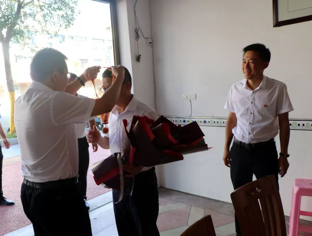 县委书记杨劲松亲切看望十九大代表龚德凌并转授庆祝中华人民共和国