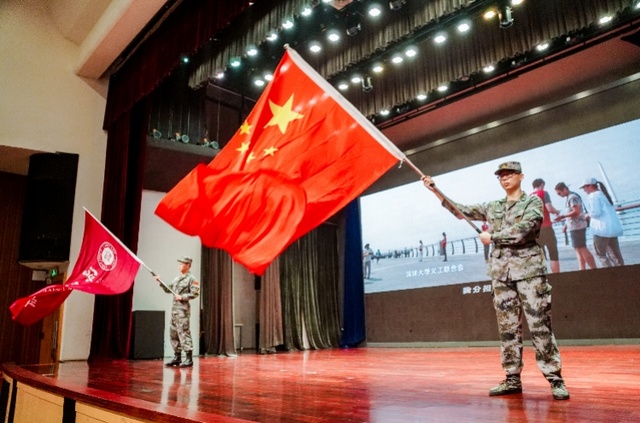 与祖国"同频共振!深圳高校师生看阅兵式直播,挥旗合唱贺国庆