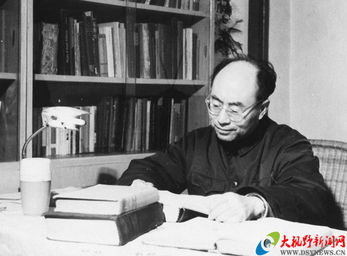 于敏先生的儿子于辛,作为家属代表在1号车上,接受人民的检阅和致敬.