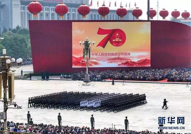 长安街上的中国屏 利亚德庆祝新中国成立70周年(日场庆典篇)