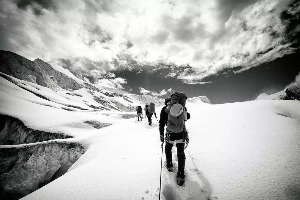 《攀登者》热映 | 梦在高山,如何做一名理性攀登者?