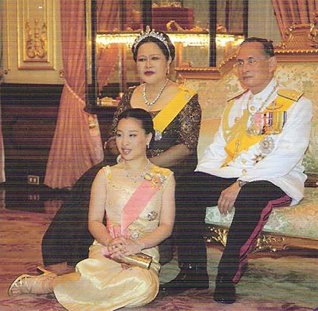 原创泰国国王终于对女儿上心,封41岁大公主为将军,赶上王后与贵妃
