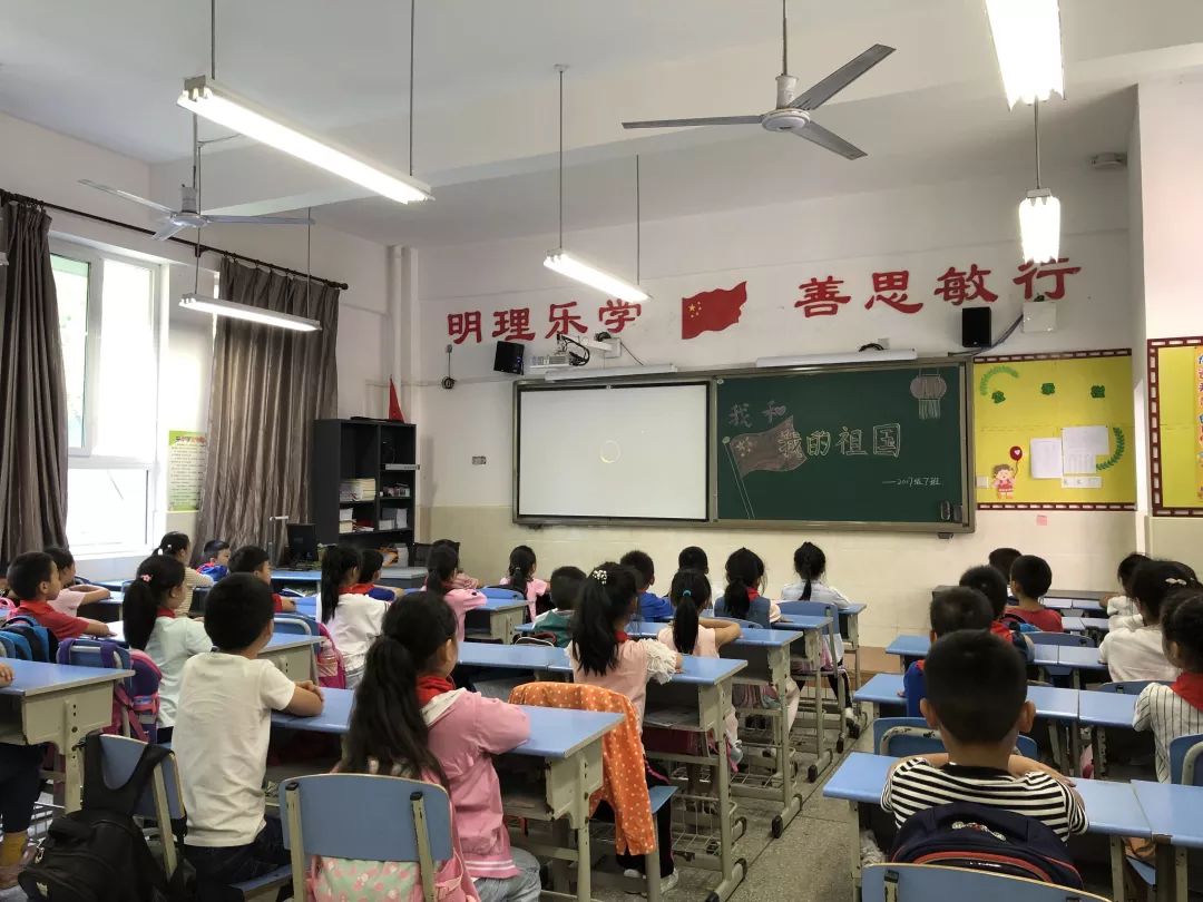 我区中小学集中收听930我和我的祖国广播特别节目