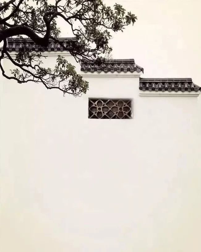 白墙青瓦马头墙,绿水青山蔚蓝天自然之景与建筑完美融合,可谓天然