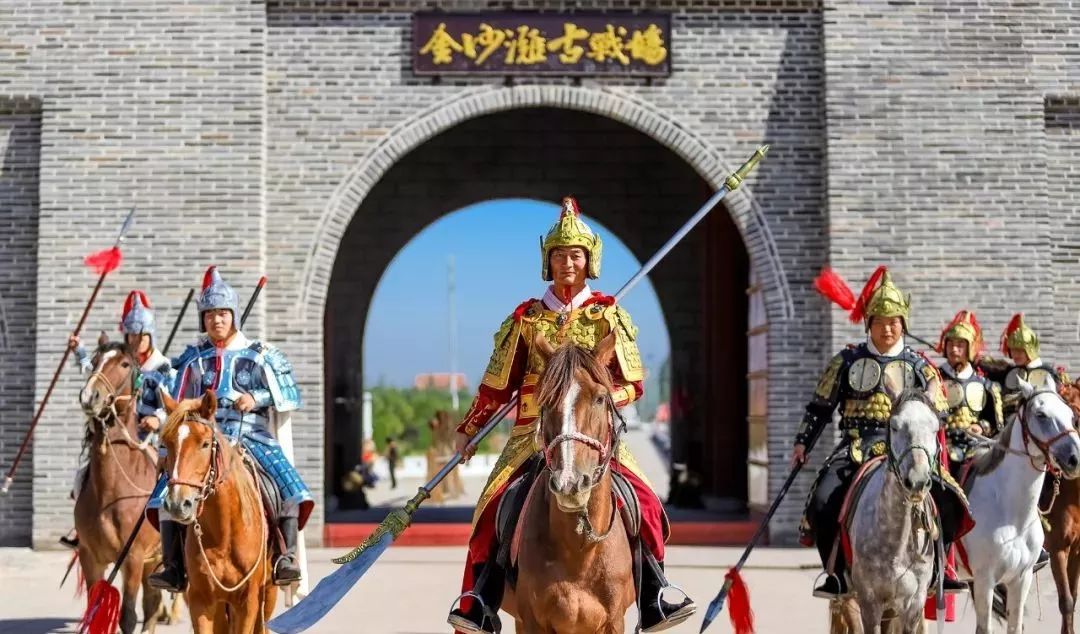 杨继业令杨大郎假扮宋王携七郎八虎杨家儿郎一同赴会席间果然兵变辽宋