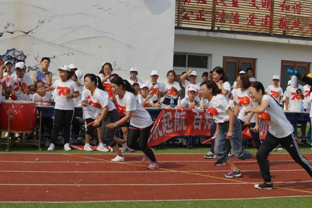 嘉汇二中伴着充满青春活力的乐曲,2019年9月30日,大连嘉汇第二中学以