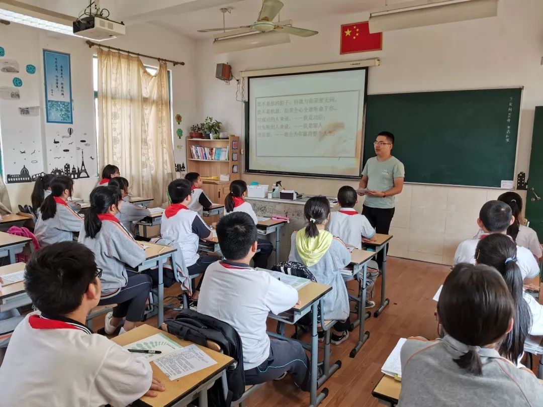 校园新闻让行规教育落到实处钱桥学校第四周行规礼仪教育主题班会二