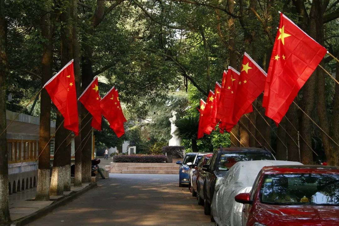 在阆中中学,鲜艳的五星红旗飘满校园,把国庆的节日气氛装点得分外浓郁
