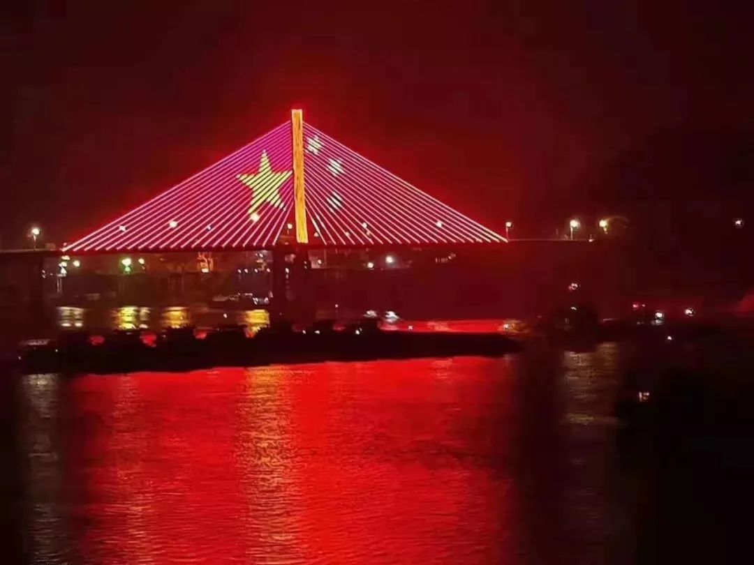 刷爆朋友圈梧州云龙桥灯光秀国庆亮灯了自豪