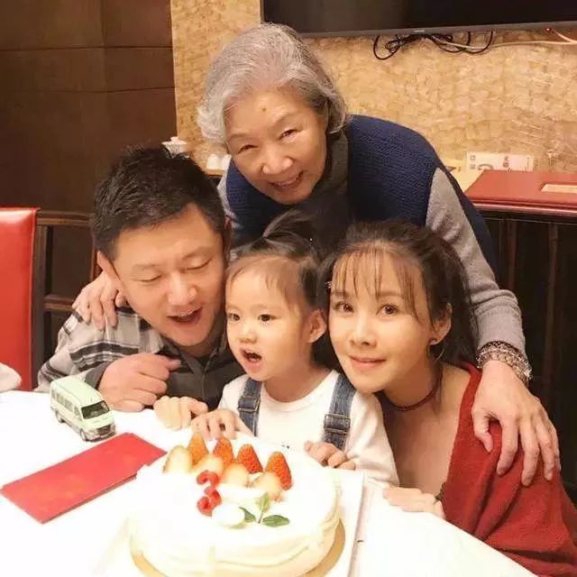 42岁何琳低调嫁给导演吴兵,老公来头不小,一家人都是明星