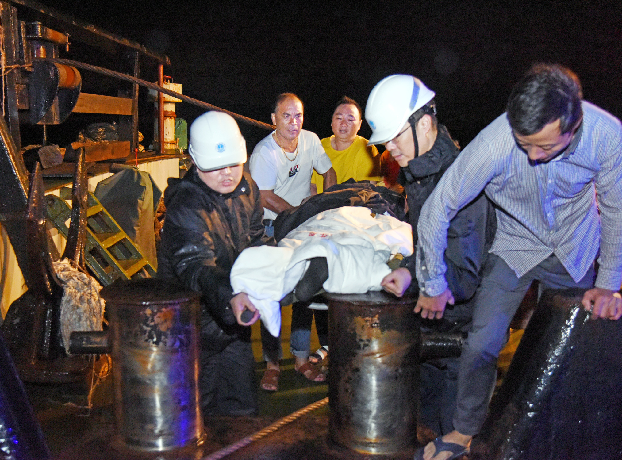 台风“米娜”登陆浙江舟山，海事人员逆风救助岛屿伤员