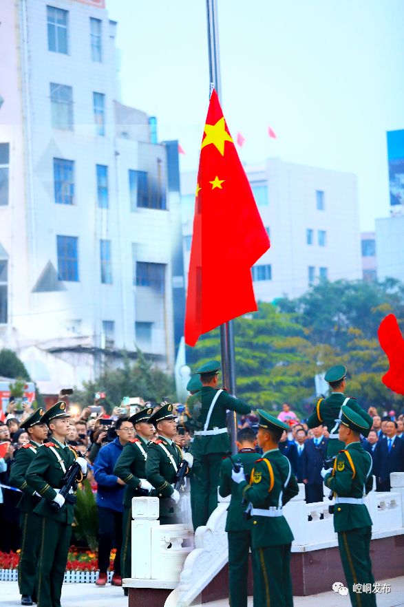 中心城区人民广场举行国庆升旗仪式(附视频 组图